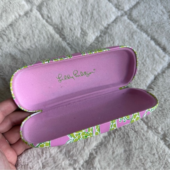 Lilly Pulitzer | Green and Pink Giraffe Print Hard Shell Eyeglass Case - Picture 7 of 9